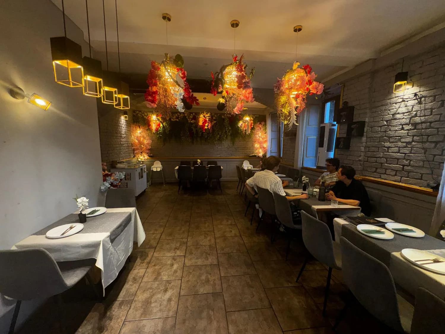 Restaurantatmosphäre mit warmem Licht und eleganter Wandgestaltung